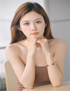 《美丽的小蜜蜂美国版1娃娃脸-裙底》
